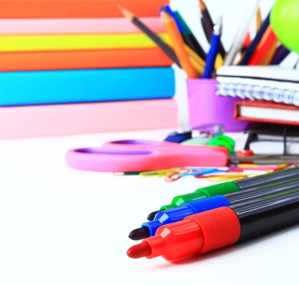 Büro- und Studentenaccessoires auf weißem Grund. Zurück zum Schulkonzept. — Stockfoto