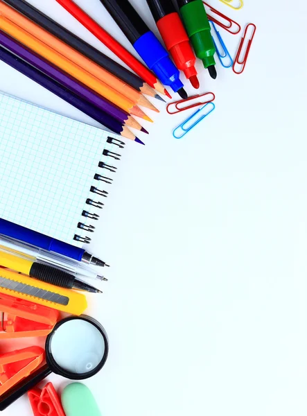 Acessórios de escritório e estudante em um branco. Voltar ao conceito de escola . — Fotografia de Stock