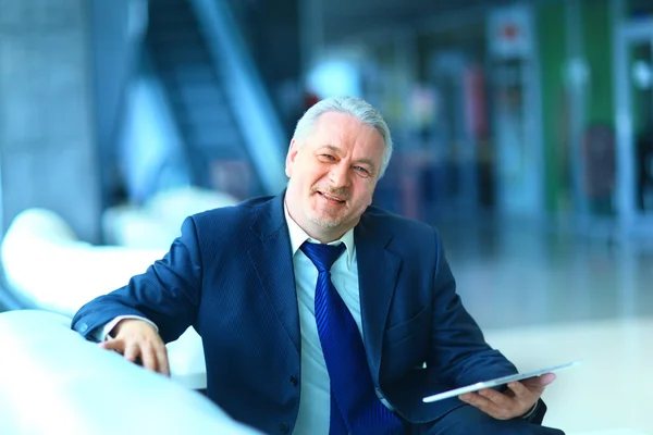 Geschäftsmann im Büro. — Stockfoto