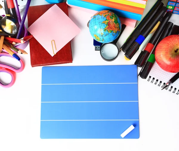 Papelería escolar aislada sobre blanco con copyspace — Foto de Stock