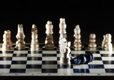 parlak satranç tahtası üzerinde satranç figürleri ile kompozisyon