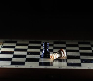 parlak satranç tahtası üzerinde satranç figürleri ile kompozisyon