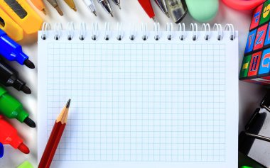 Telif alanı ile beyaz üzerine izole okul kırtasiyesi