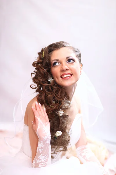 Aantrekkelijke jonge bruid. — Stockfoto