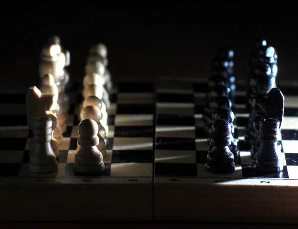 Composition avec des échecs sur un échiquier brillant — Photo