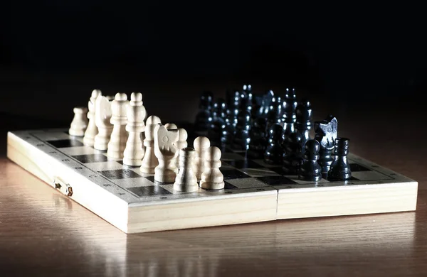 광택 있는 체스판에 체스의 말 구성 — 스톡 사진