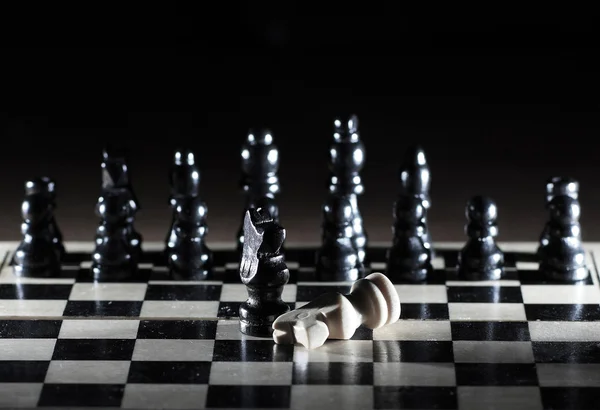 Композиція з шахістами на глянцевій шахівниці — стокове фото