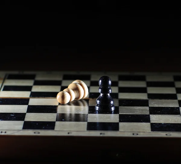 Composition avec des échecs sur un échiquier brillant — Photo