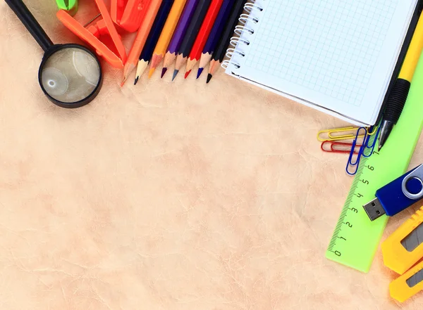 Accesorios de oficina y estudiantes en un blanco. Regreso al concepto escolar . —  Fotos de Stock