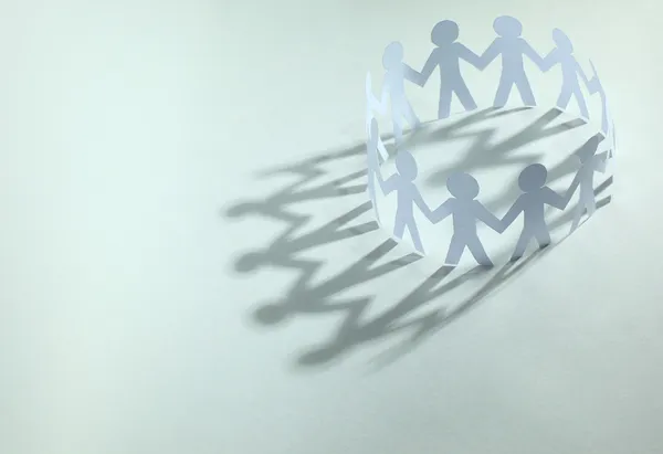 Kağıt bebek takımı el ele tutuşuyor.