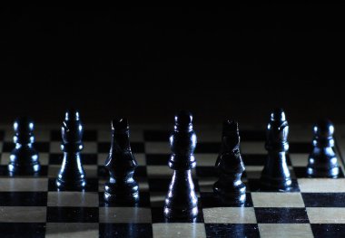 parlak satranç tahtası üzerinde satranç figürleri ile kompozisyon