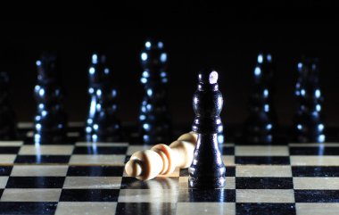 parlak satranç tahtası üzerinde satranç figürleri ile kompozisyon