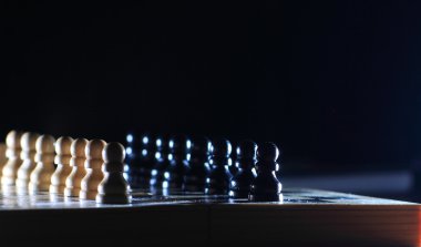 parlak satranç tahtası üzerinde satranç figürleri ile kompozisyon