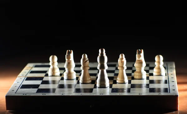 Composição com xadrez em tabuleiro de xadrez brilhante — Fotografia de Stock