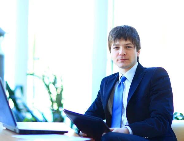 Um jovem empresário no escritório . — Fotografia de Stock