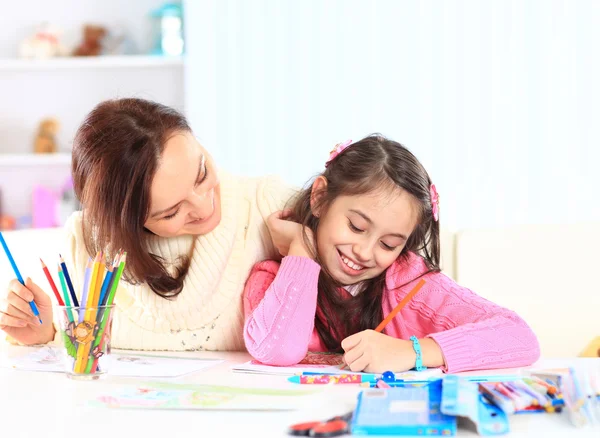 Bella ragazza disegna con sua madre — Foto Stock