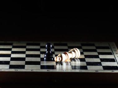 parlak satranç tahtası üzerinde satranç figürleri ile kompozisyon