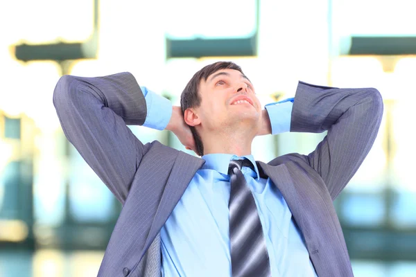 Ein junger Geschäftsmann im Büro. — Stockfoto