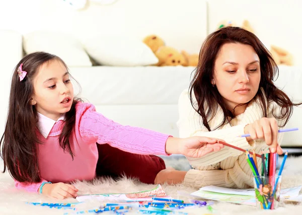 Beautiful girl draws with his mother — Stock Photo, Image