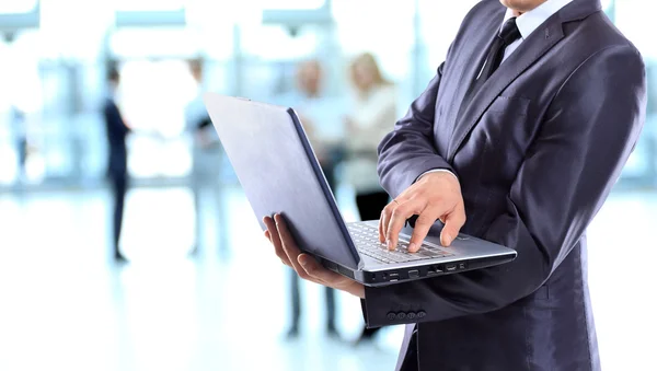 Zakenman met een laptop. — Stockfoto