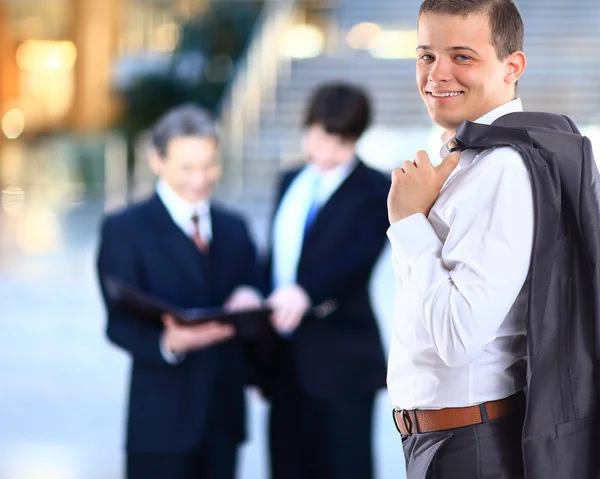 Geschäftsmann mit Mitarbeitern. — Stockfoto