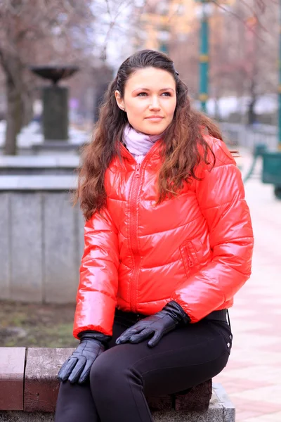 Vacker flicka gick på gatan. — Stockfoto