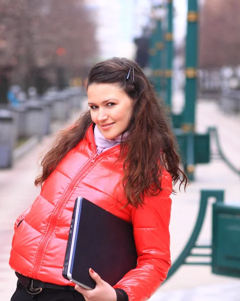 Hermosa chica caminando por la calle . —  Fotos de Stock