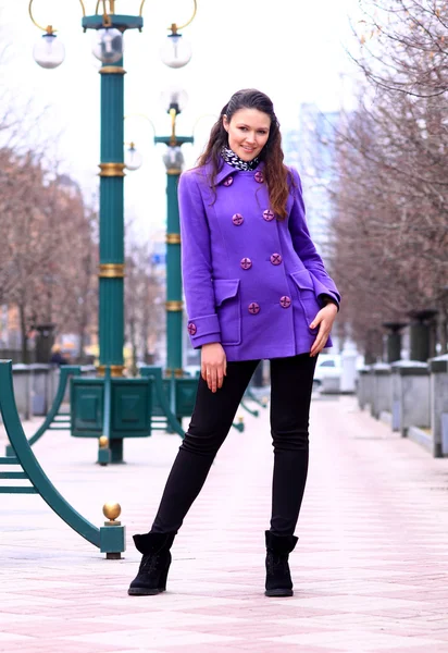 Beautiful girl walking down the street. — Stock Photo, Image