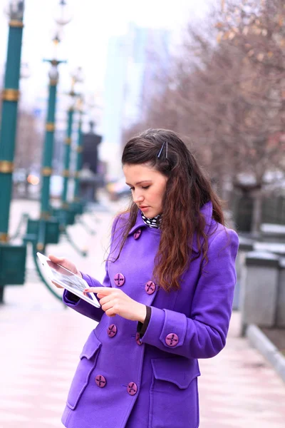 Beautiful girl walking down the street. — Stock Photo, Image