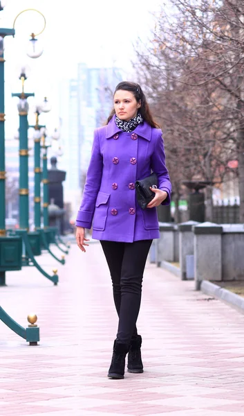 Beautiful girl walking down the street. — Stock Photo, Image