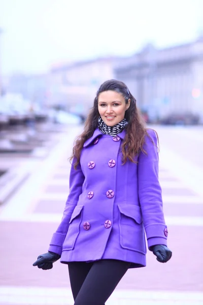 Mooi meisje lopend onderaan de straat. — Stockfoto