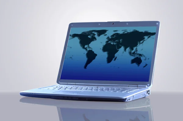 Laptop con un mapa del mundo . — Foto de Stock