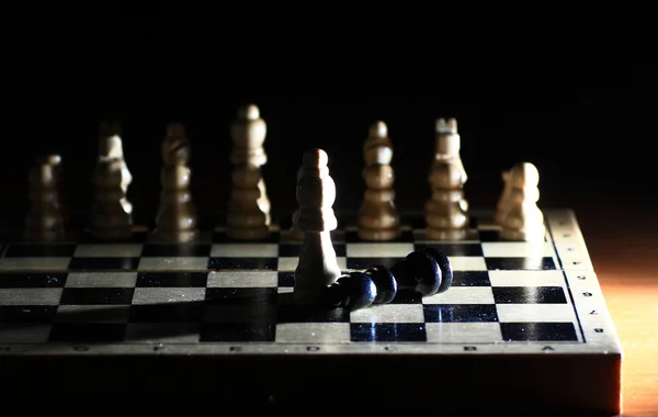 Parlak satranç tahtası üzerinde satranç figürleri ile kompozisyon — Stok fotoğraf