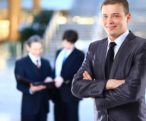 Affärsman med medarbetare. — Stockfoto