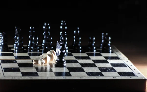 Состав с шахматами на глянцевой шахматной доске — стоковое фото
