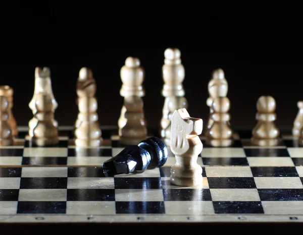 Composizione con scacchi su scacchiera lucida — Foto Stock