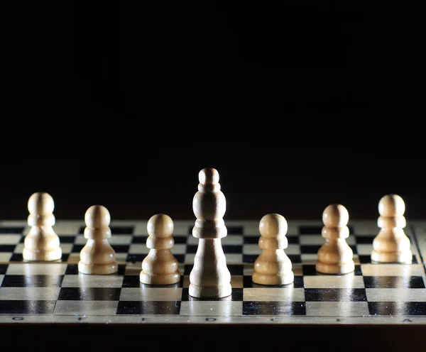 Složení s figurami na lesklý šachovnice — Stock fotografie