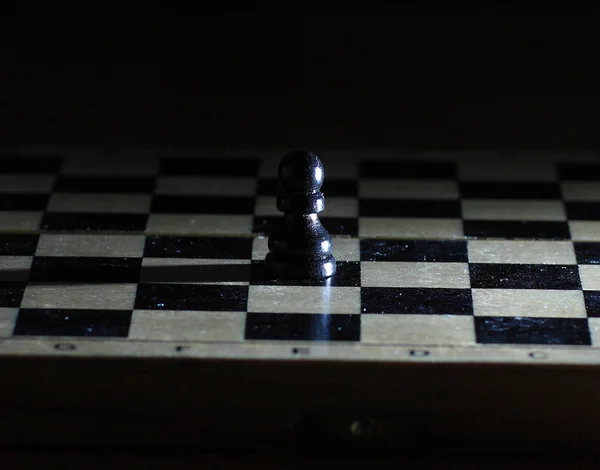 Samenstelling met schaakstukken op glanzende schaakbord — Stockfoto
