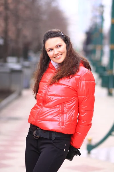 Mooi meisje lopend onderaan de straat. — Stockfoto