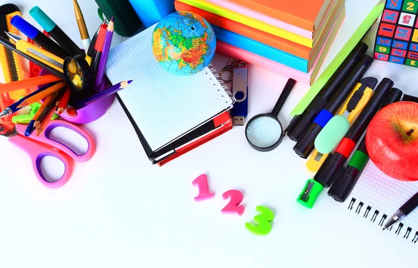 Acessórios de escritório e estudante em um branco. Voltar ao conceito de escola . — Fotografia de Stock