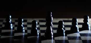 parlak satranç tahtası üzerinde satranç figürleri ile kompozisyon