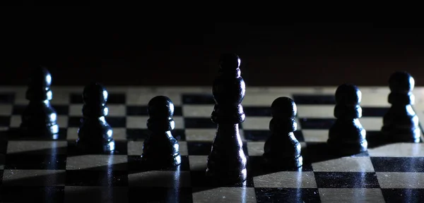 Composición con ajedrecistas en tablero de ajedrez brillante —  Fotos de Stock