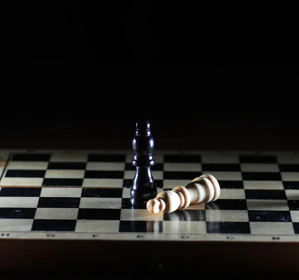 Composición con ajedrecistas en tablero de ajedrez brillante —  Fotos de Stock