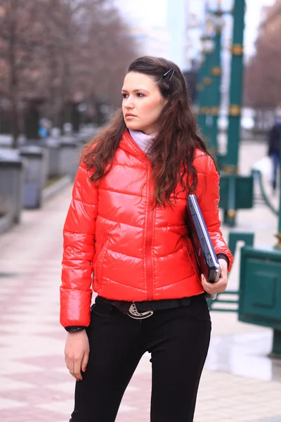 Mooi meisje lopend onderaan de straat. — Stockfoto