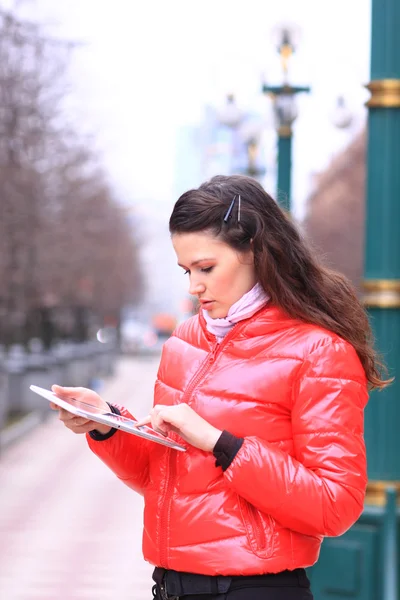 Beautiful girl walking down the street. — Stock Photo, Image