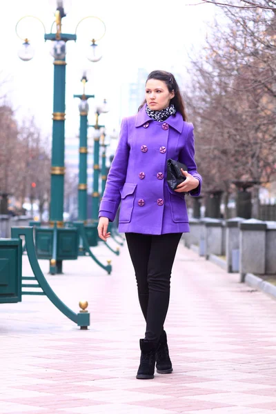 Bella ragazza che cammina per la strada . — Foto Stock