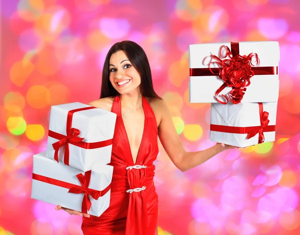 Gyönyörű lány, karácsonyi ajándékokat. — Stock Fotó