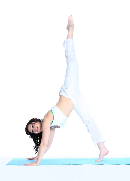 Молодая женщина в позе йоги на изолированном белом фоне — стоковое фото