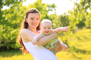 güzel anne ve bebek açık havada. Doğa. Güzellik anne ve çocuk parkta birlikte oynama