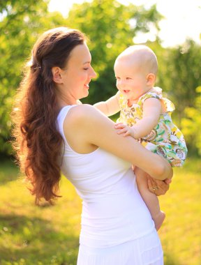 güzel anne ve bebek açık havada. Doğa. Güzellik anne ve çocuk parkta birlikte oynama
